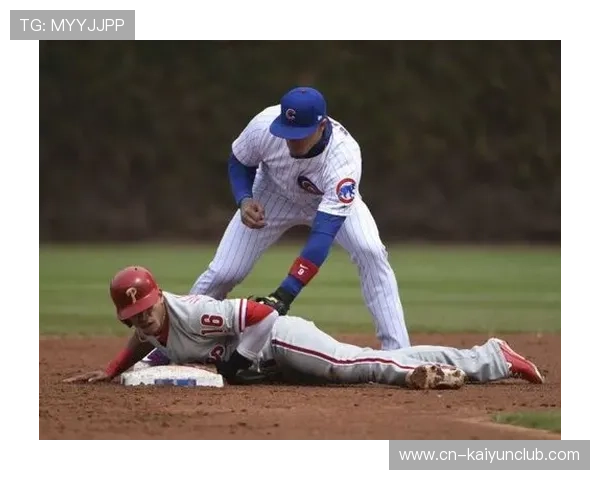 棒球关键一垒抢点形成精彩攻防镜头